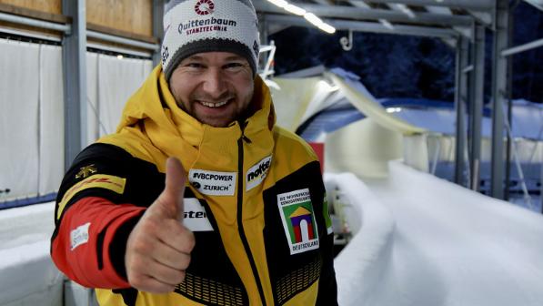 Wintersport-Idol Johannes „Hansi“ Lochner vor dem Eiskanal., Foto: DHL Group