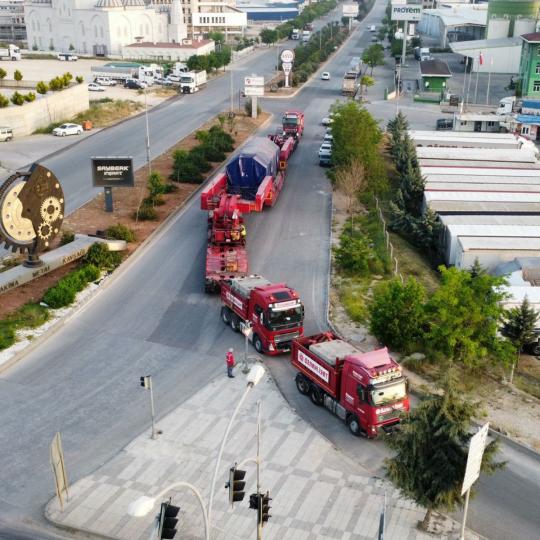 Los camiones de DHL Industrial Projects  realizan un traslado de Ingeniería y manufactura