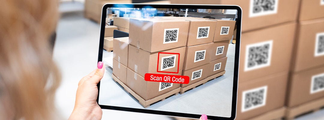 mujer escaneando códigos QR en cajas