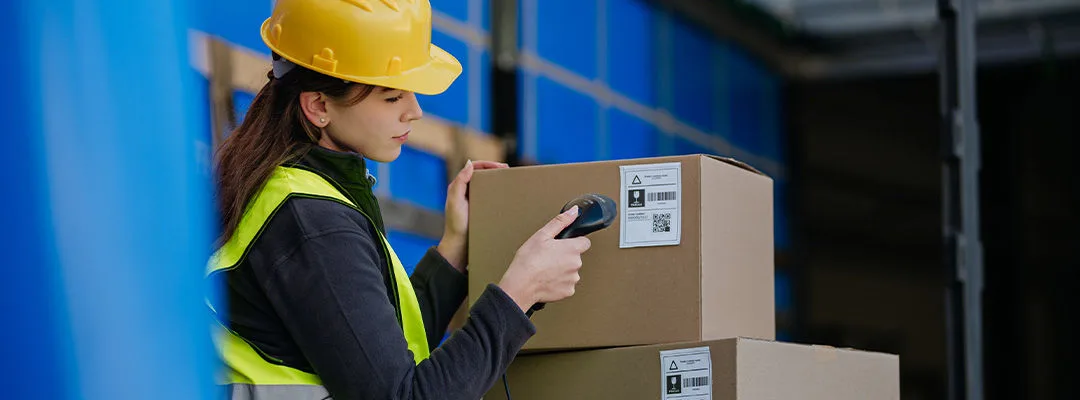 Mujer con un casco escaneando un paquete