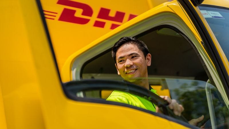 Nhân viên DHL Express Việt Nam tươi cười bước vào xe tải