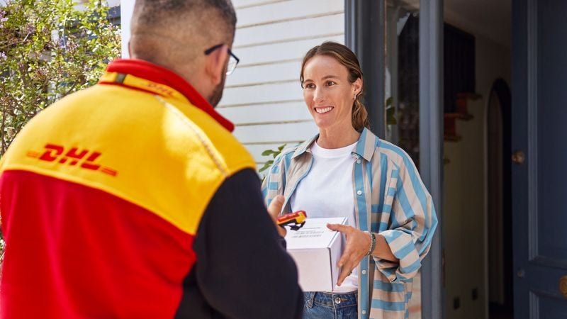 Agen pengiriman ekspres DHL mengirimkan paket ke pelanggan