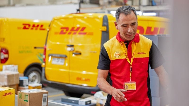 DHL Express員工為運輸分揀產品