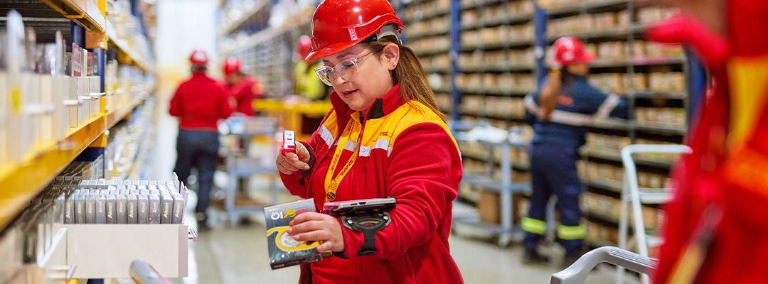 Trabajador de DHL con un casco rojo