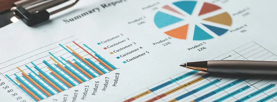 clipboard dengan kertas yang menunjukkan diagram dan statistik