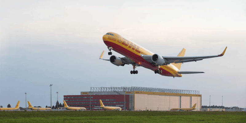 Aereo DHL Express che decolla