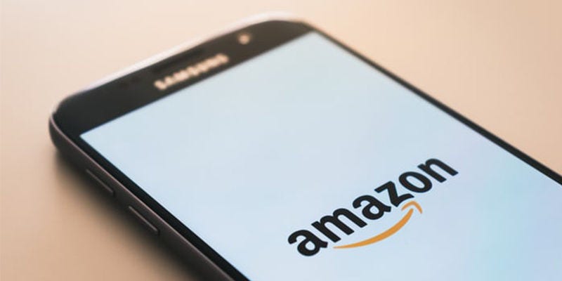 ponsel dengan logo Amazon di layar