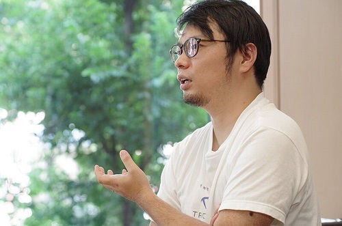 <p>「集英社さんにDHLを薦めたのは私です。」井口氏は続ける。「TRiCERAでは、たとえば台湾のアーティストの作品を米国人が買った場合、台湾の作家が梱包して米国へ送る、ということがあるんですが、DHLでは、世界各地で集荷・配達ができる。グローバルでのオペレーションのしやすさも含めてDHLは非常に頼もしいですね」。</p>
<p>購入者から、必ずDHLで送ってほしいという指定もあるという。「私自身、このビジネスを立ち上げる前は、音響機器メーカーや医療機器メーカーでサプライチェーンを担当していました。そのときから物流の重要性、そしてDHLの配送クオリティと、それに対するこだわりを知っていました。また、カスタマーサポートも素晴らしく、それらが私から見るとDHLの圧倒的な優位性だと感じます」。</p>
