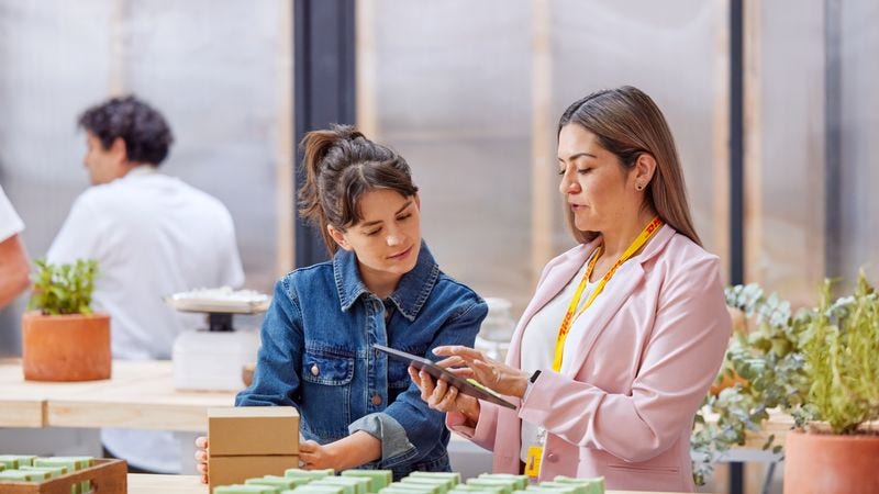 DHL employee explaining actual weight vs volumetric weight