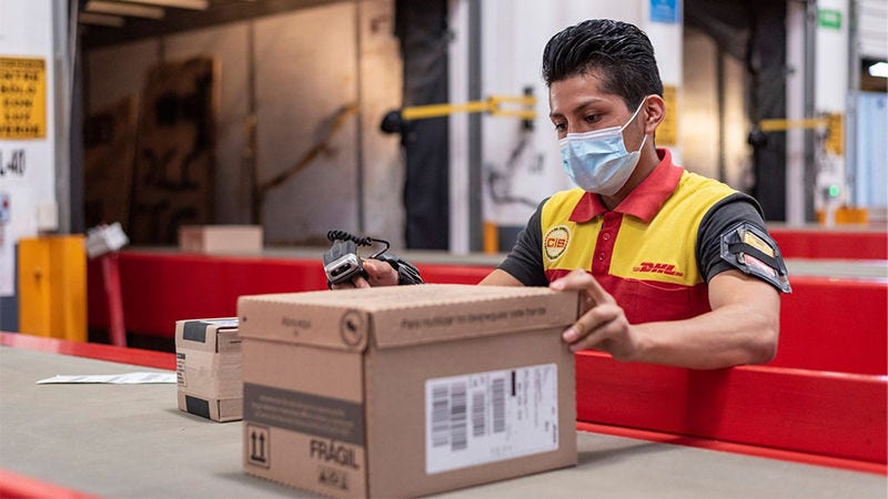 Karyawan DHL Express memeriksa paket barang rapuh sebelum dikirim ke luar negeri