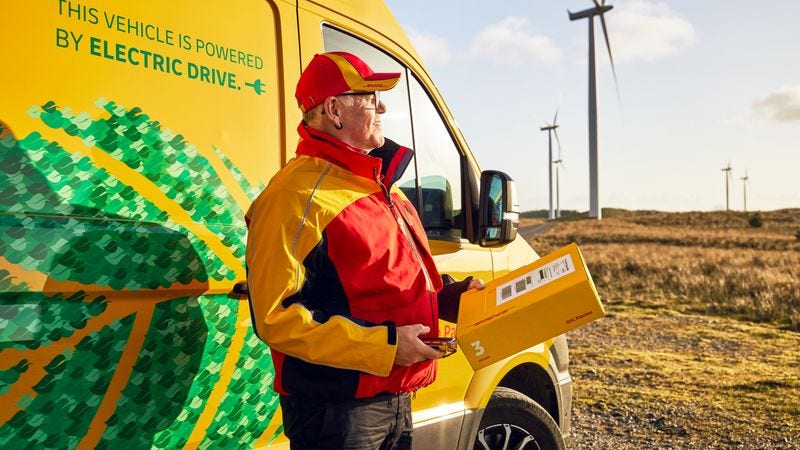 Seorang karyawan pria DHL yang bekerja di industri logistik sambil mengendarai kendaraan listrik