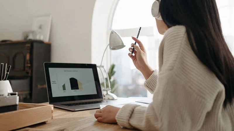 woman looking at a laptop screen