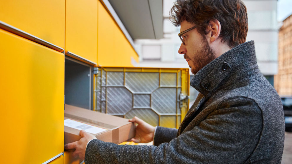 Einlage eines Paket in Paketstation