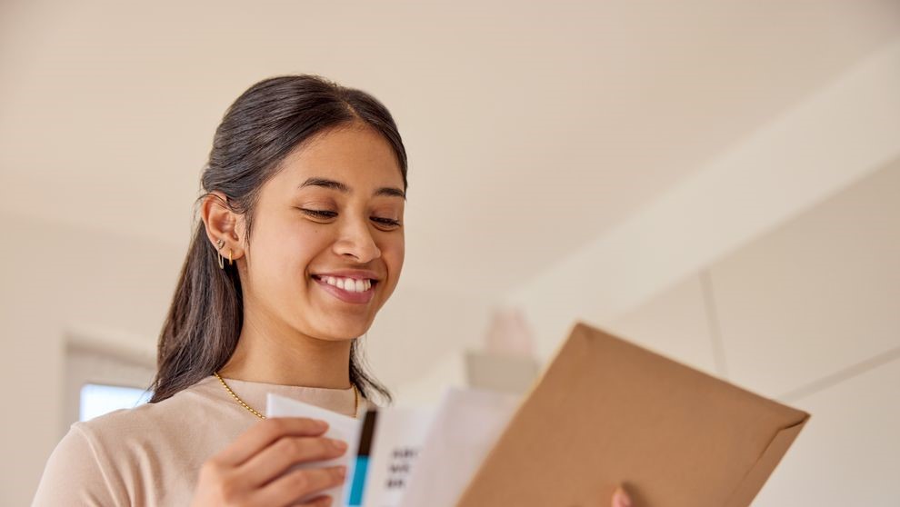 Pemilik bisnis wanita menyiapkan dokumen untuk deklarasi pengiriman