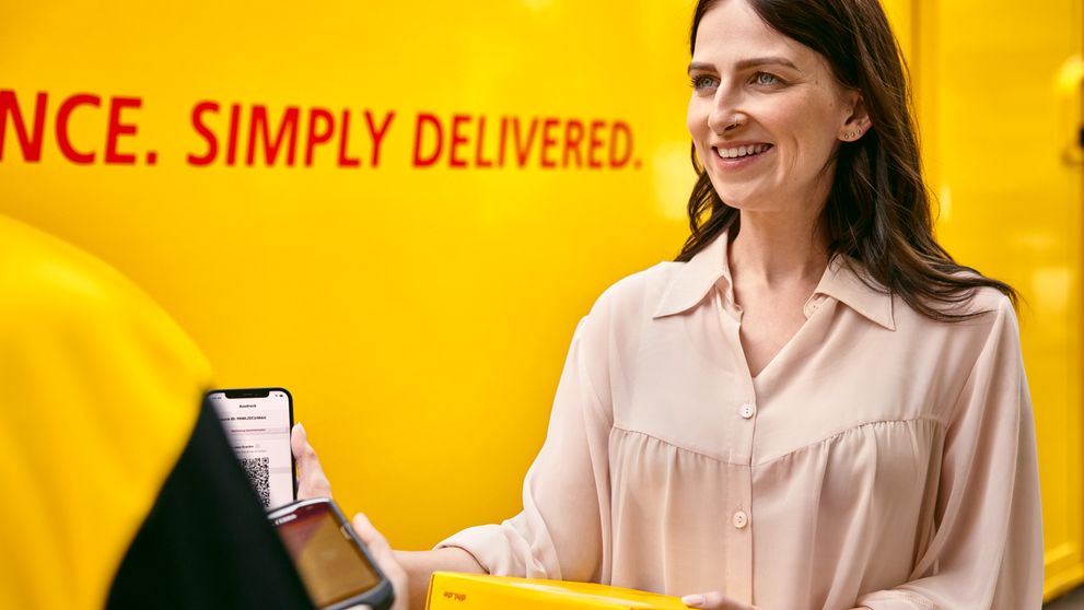 happy customer receiving an express delivery package from dhl express