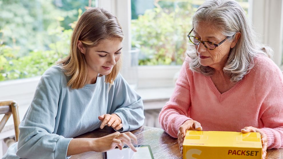 dhl staff looking at their monitor